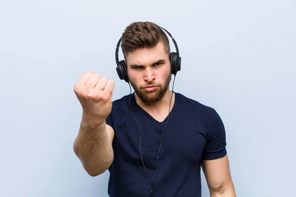 Ung Kaukasisk Man Lyssnar Musik Som Visar Knytnäve Mot Kamera — Stockfoto