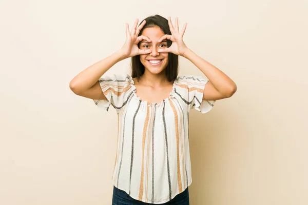 Mujer Hispana Joven Mostrando Signo Aceptable Sobre Los Ojos —  Fotos de Stock