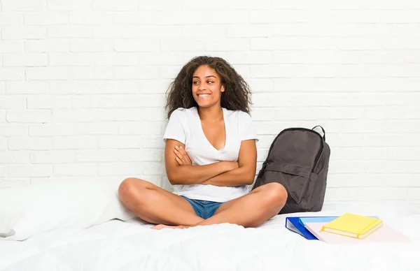 침대에 아프리카 미국인 여학생 가지고 자신감 — 스톡 사진