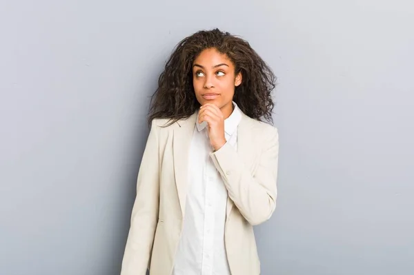 Jonge Afro Amerikaanse Zakenvrouw Die Opzij Kijkt Met Twijfelachtige Sceptische — Stockfoto