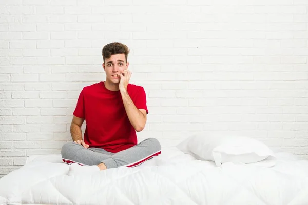Genç Bir Öğrenci Yatakta Tırnaklarını Yiyor Gergin Endişeli — Stok fotoğraf