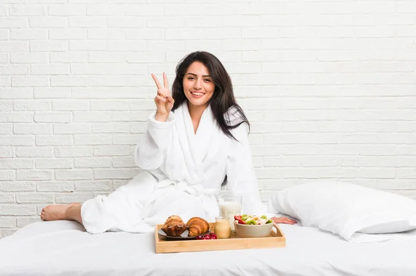 Jonge Bochtige Vrouw Het Nemen Van Een Ontbijt Het Bed — Stockfoto