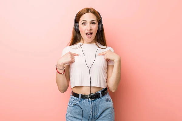 Jonge Blanke Vrouw Luisteren Naar Muziek Verrast Wijzend Naar Zichzelf — Stockfoto