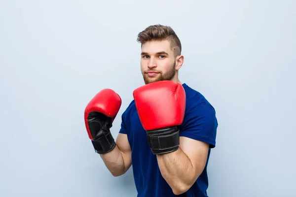 Mladý Kavkazský Muž Boxerskými Rukavicemi — Stock fotografie