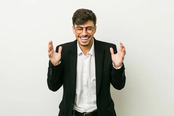 Jovem Homem Hispânico Negócios Alegre Rindo Muito Conceito Felicidade — Fotografia de Stock