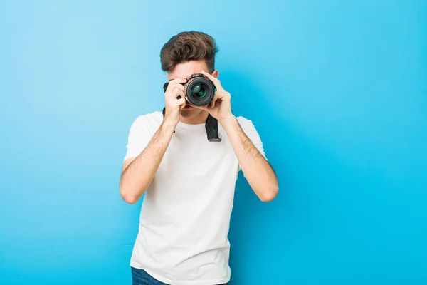 Tonåring Kaukasiska Man Tar Bilder Med Reflex Kamera — Stockfoto