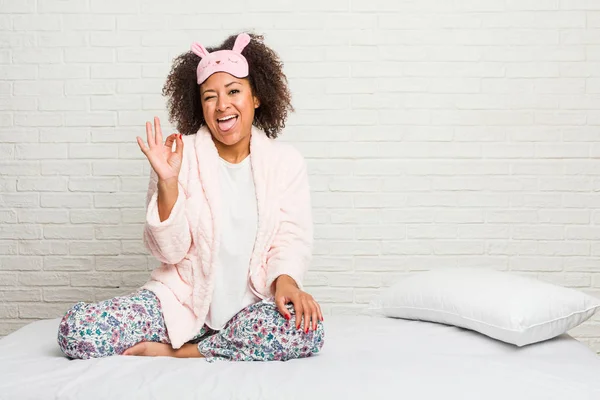 Молодая Африканская Американка Постели Пижаме Подмигивает Глазом Держит Нормальный Жест — стоковое фото