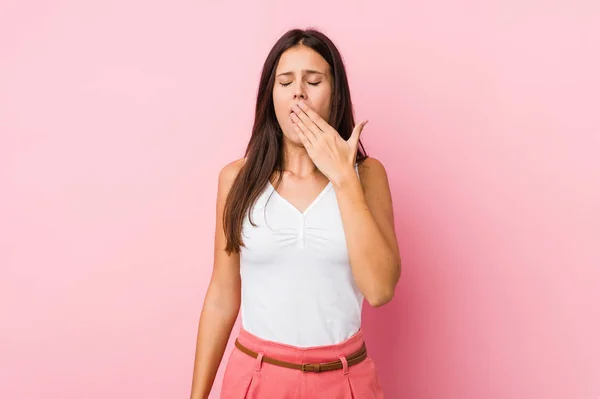 Joven Linda Mujer Bostezando Mostrando Gesto Cansado Cubriendo Boca Con — Foto de Stock