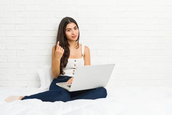 Jonge Arabische Vrouw Werkt Met Haar Laptop Het Bed Wijzend — Stockfoto