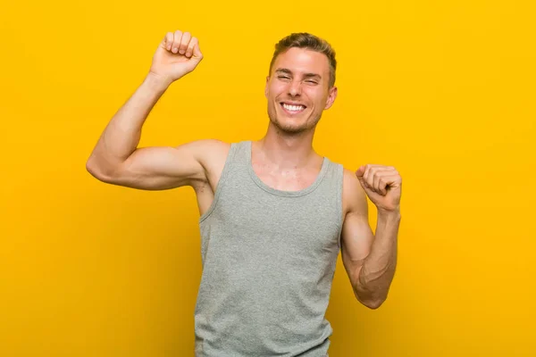 Jonge Kaukasische Sportman Viert Een Speciale Dag Springt Heft Zijn — Stockfoto