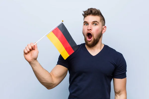Молодий Білий Чоловік Тримає Прапор Німеччини Вразив Тримаючи Копію Простору — стокове фото