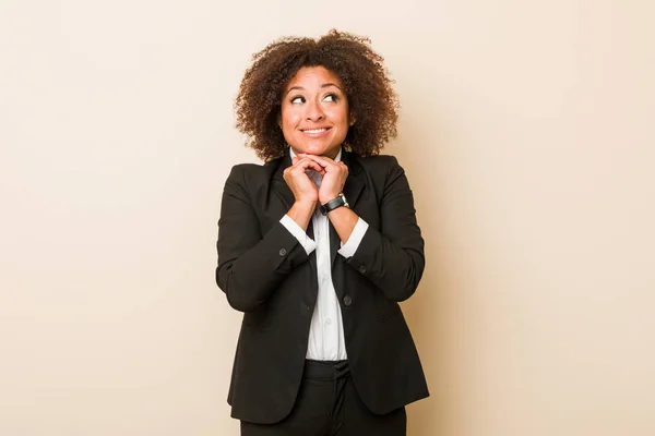 Jonge Afro Amerikaanse Zakenvrouw Houdt Handen Onder Kin Kijkt Gelukkig — Stockfoto