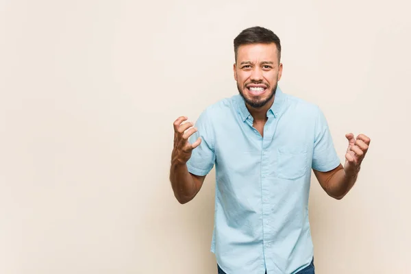 Joven Sur Asiático Hombre Gritando Con Rabia — Foto de Stock