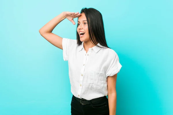 Young Hispanic Cool Woman Blue Wall Looking Far Away Keeping — Stock Photo, Image