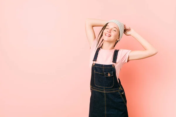 Hispter Adolescente Mulher Esticando Braços Posição Relaxada — Fotografia de Stock