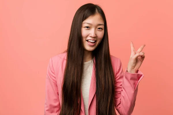 Junge Business Chinesin Rosa Anzug Fröhlich Und Unbeschwert Zeigt Ein — Stockfoto