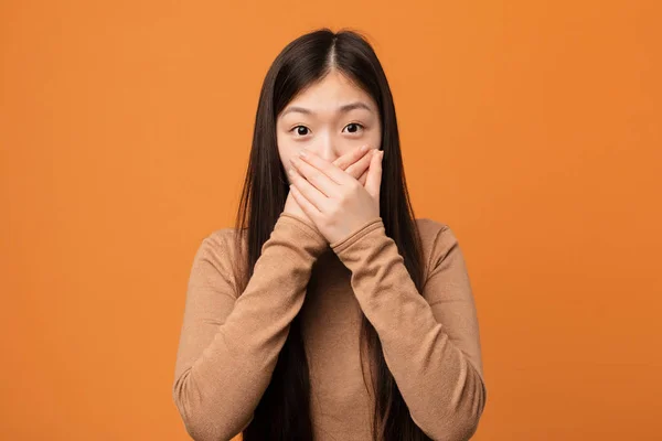 Jovem Mulher Chinesa Bonita Chocado Cobrindo Boca Com Mãos — Fotografia de Stock