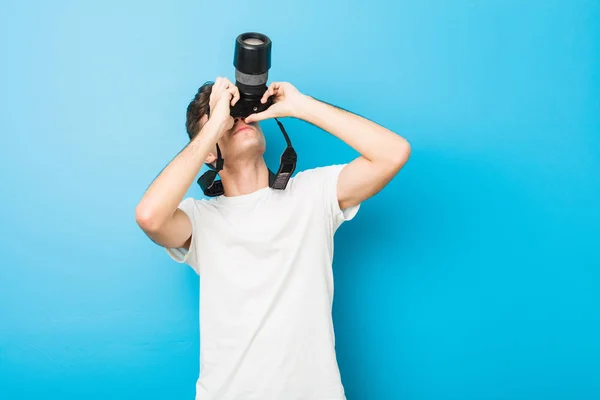 Adolescente Caucásico Hombre Tomando Fotos Con Reflejo Cámara — Foto de Stock