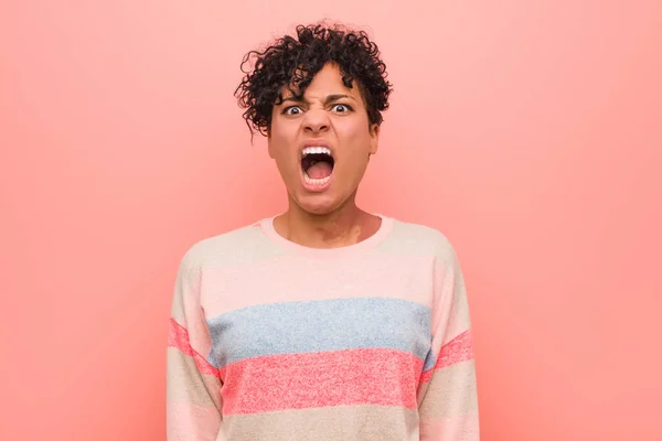 Mladý Smíšený Africký Americký Teenager Žena Křičí Velmi Naštvaný Agresivní — Stock fotografie