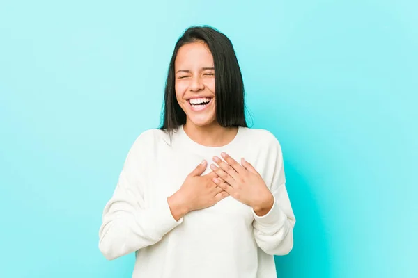 Giovane Bella Donna Ispanica Ridere Tenendo Mani Sul Cuore Concetto — Foto Stock