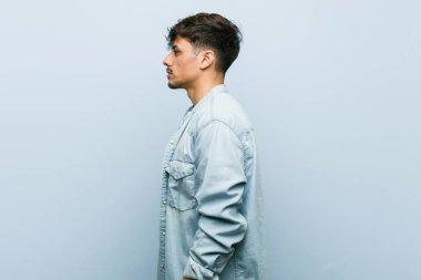 Genç, İspanyol asıllı, havalı adam sola bakıyor, yandan bakıyor..