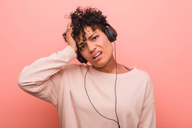 Genç Afrikalı Amerikalı kadın, şok olmuş bir şekilde müzik dinlerken önemli bir buluşmayı hatırladı..