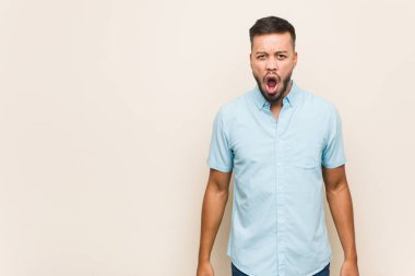 Güney Asyalı genç adam çok sinirli ve agresif bağırıyor..