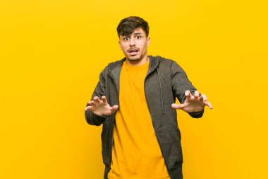 Genç İspanyol casual adam yakın bir tehlike nedeniyle şok ediliyor