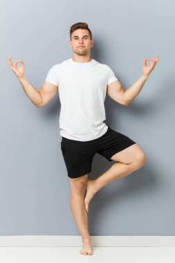 Genç beyaz adam kapalı yoga