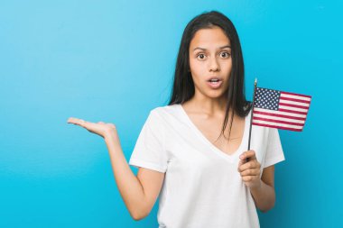 Amerika Birleşik Devletleri bayrağını tutan genç İspanyol kadın avuç içi fotokopi alanını elinde tutmaktan etkilendi..