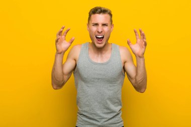 Kafkasyalı genç sporcu öfkeyle bağırıyor.