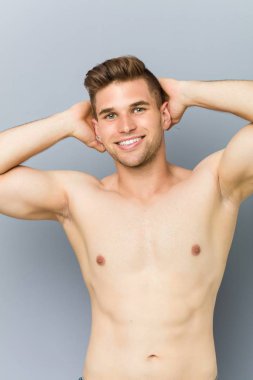 Genç Kafkas fitness adamı üstsüz.