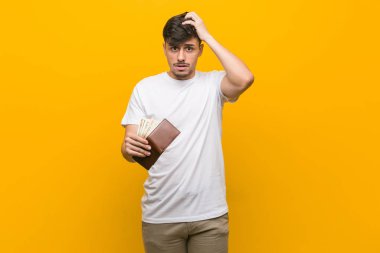 Cüzdanını tutan İspanyol genç adam şok olmuştu. Önemli bir buluşmayı hatırladı..