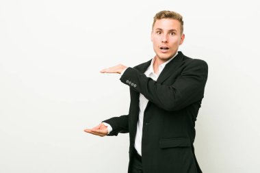 Kafkasyalı genç iş adamı ellerinin arasında bir kopya alanı tutarken şok oldu ve hayrete düştü..