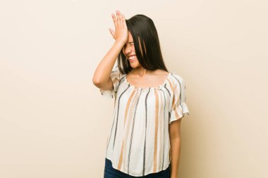 Genç İspanyol kadın bir şey unutmuş, alnına avuç içi ve kapalı gözlerle vuruyor..