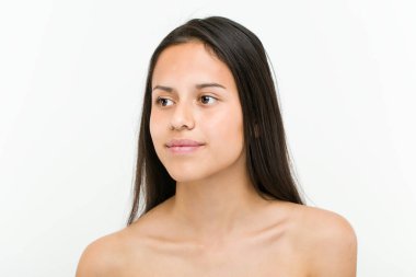 Güzel ve doğal İspanyol Genç kadın yakın