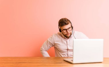 Çağrı merkezinde çalışan genç bir adam çok kızgın birini azarlıyor..