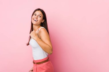 Genç ve güzel bir kadın başparmağını kaldırmış, gülüyor ve kaygısız..