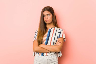 Genç, sıska kadın kameraya alaycı bir ifadeyle bakıyor..