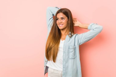 Genç, sıska bir kadın, kollarını açıyor, rahat bir pozisyonda..