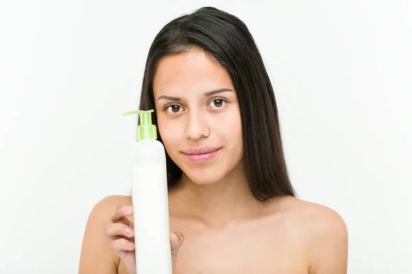 Close Beautiful Natural Hispanic Young Woman Holding Moisturizing Cream Bottle — Stock Photo, Image