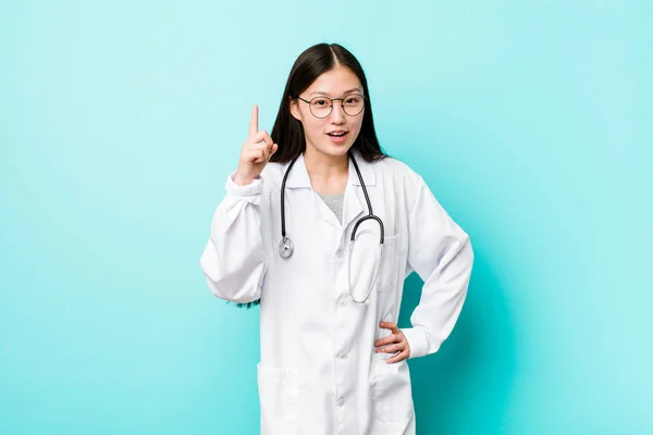 Joven Mujer Doctora China Teniendo Una Idea Concepto Inspiración —  Fotos de Stock