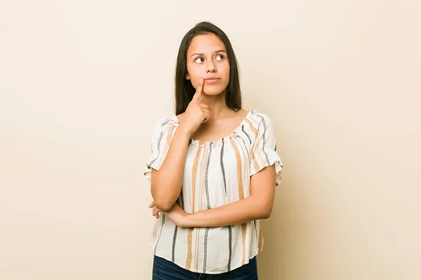 Mujer Hispana Joven Mirando Lado Con Expresión Dudosa Escéptica —  Fotos de Stock