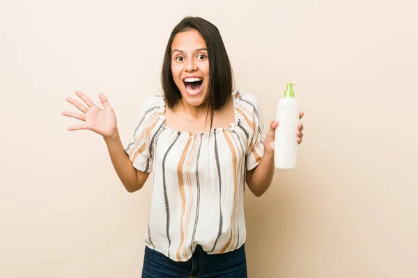 Junge Hispanische Frau Mit Einer Cremeflasche Die Einen Sieg Oder — Stockfoto