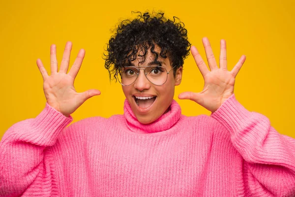 Jovem Afro Americana Vestindo Uma Camisola Rosa Mostrando Número Dez — Fotografia de Stock