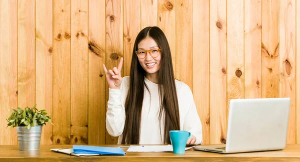 Joven Mujer China Estudiando Escritorio Mostrando Gesto Cuernos Como Concepto —  Fotos de Stock