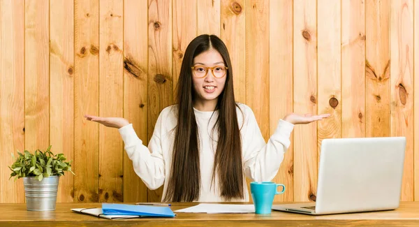 Jovem Chinesa Estudando Sua Mesa Faz Escala Com Braços Sente — Fotografia de Stock