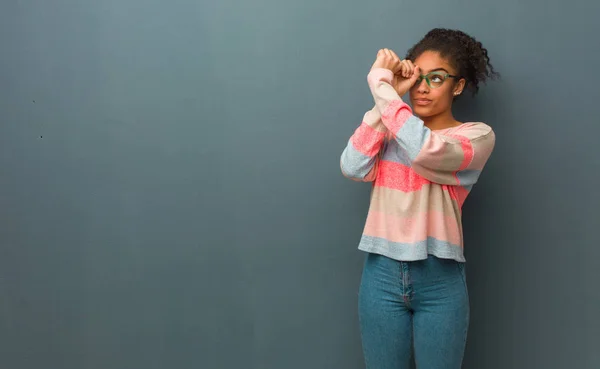 Jovem Afro Americana Com Olhos Azuis Fazendo Gesto Espionagem — Fotografia de Stock