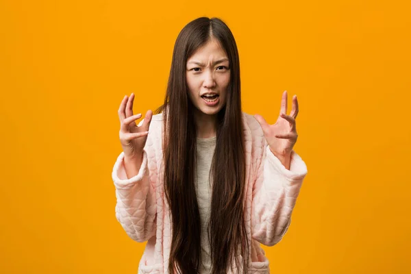 Pijamalı Genç Çinli Kadın Gergin Elleriyle Çığlık Atıyor — Stok fotoğraf