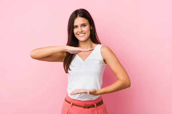 Ung Söt Kvinna Som Håller Något Med Båda Händerna Produktpresentation — Stockfoto